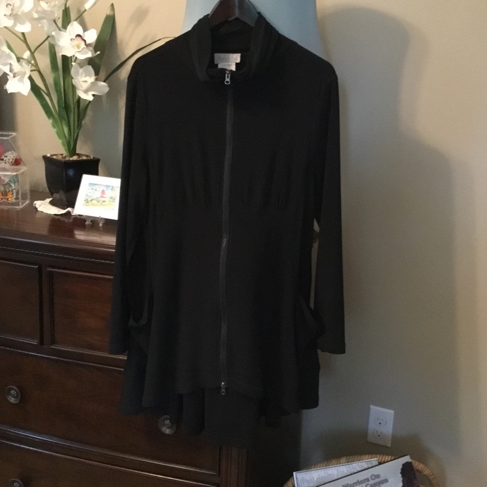 Mode de Vie- Black Women's Chic Athletic Jacket